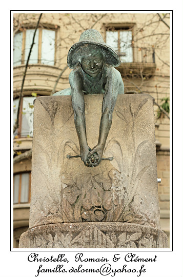 IMG_1327_RD.jpg - Une fontaine. Le personnage crase une grenouille
