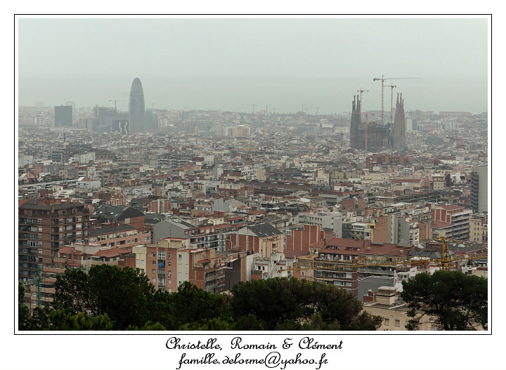IMG_1577_RD.jpg - La torre Agbar de Jean Nouvel  Gauche et la Sagrada Familia  droite
