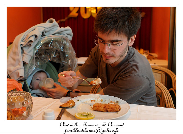 IMG_1798_RD.jpg - Papa et moi mangeons en mme temps!