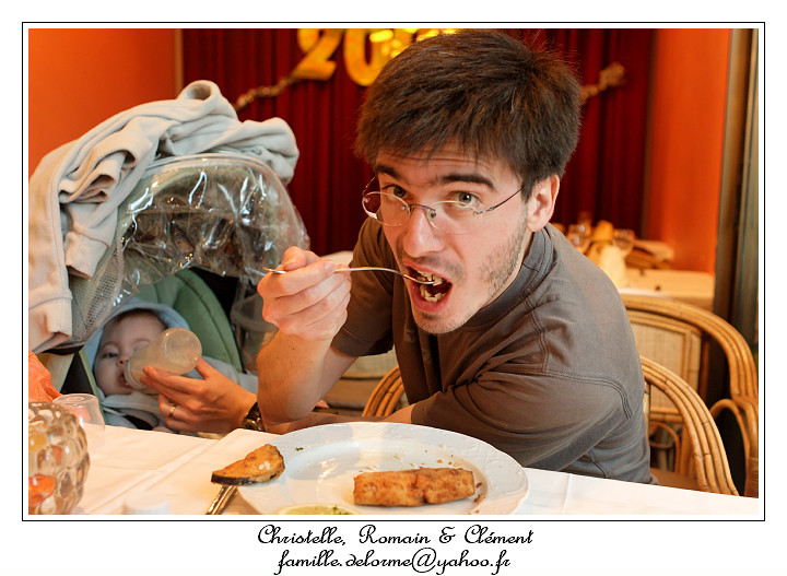 IMG_1801_RD.jpg - Papa, tu devrais regarder ce que tu fais au lieu de manger! Je n'ai plus le biberon dans la bouche!