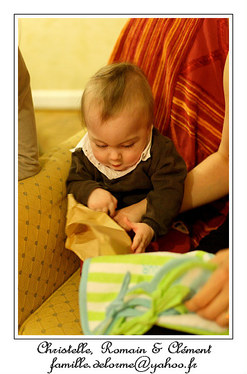 IMG_1262_RD.jpg - Je vous laisse les bavoirs, je joue avec le papier cadeau !