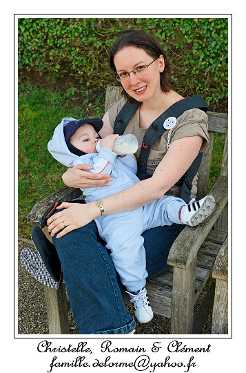 IMG_2507_RD.jpg - Pause biberon dans les bras de maman