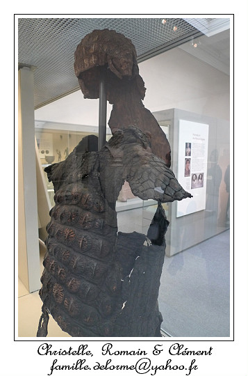 P1010832_RD.jpg - Armure romaine religieuse en peau de crocodile (syncrtisme entre les religions romaines et gyptiennes)