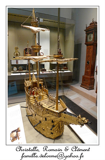 P1010834_RD.jpg - Horloge qui hisse les voiles, tire le canon,....