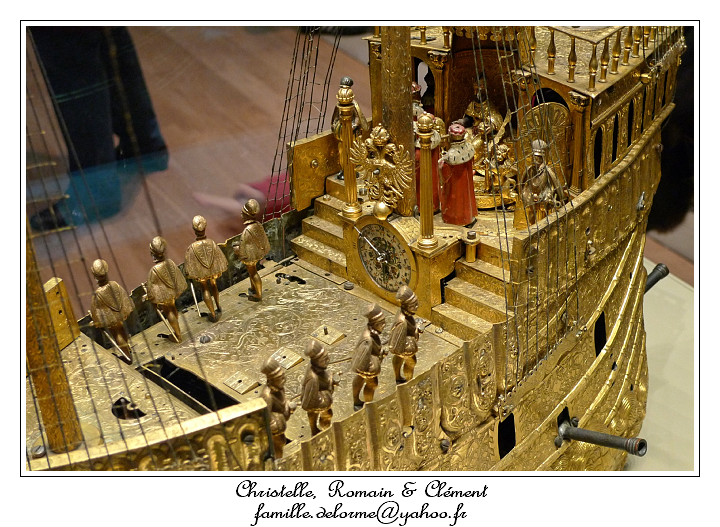 P1010835_RD.jpg - Horloge qui hisse les voiles, tire le canon,....