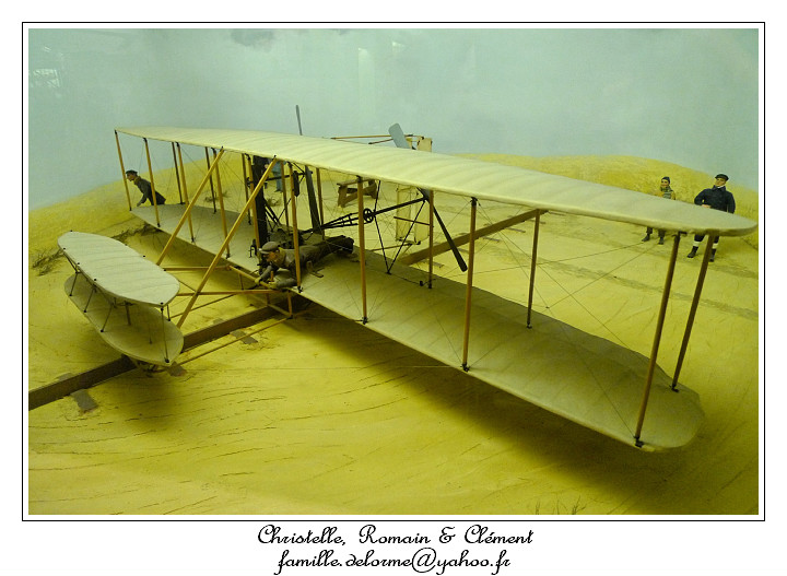 P1010987_RD.jpg - Le 17 dcembre 1903, Wilbur et Orville Wright ont fait quatre brefs vols  Kitty Hawk avec leur premier avion motoris.
