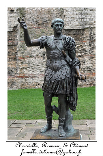P1010587_RD.jpg - Empereur romain Trajan devant le mur de Londres