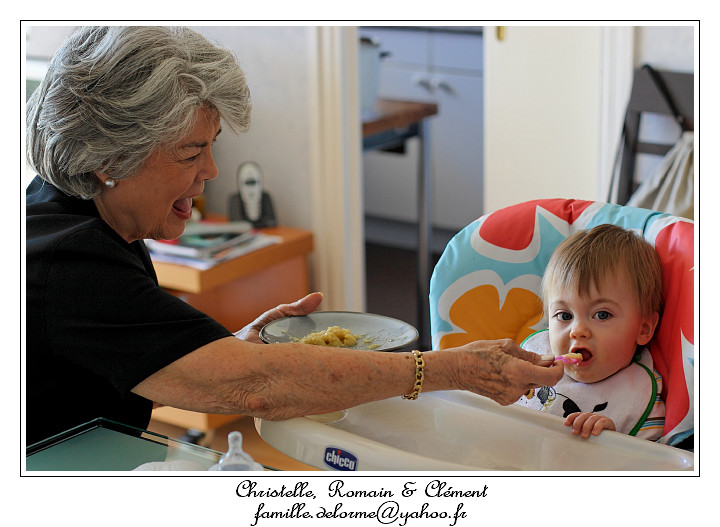 IMG_2824_RD.jpg - C'est Mamie Lou qui me donne  manger