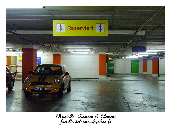P1000381_RD.jpg - Places de parking rserves aux femmes!!!