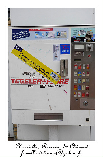 P1000426_RD.jpg - Distributeur de cigarettes avec lecteur de carte d'identit pour vrifier l'ge des acheteurs!