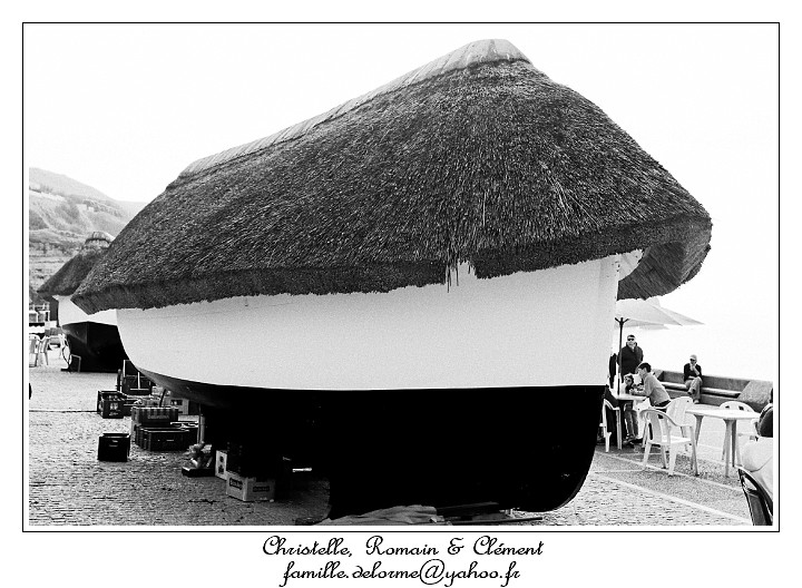 IMG_2812_RD.jpg - La baraque  frites version Etretat (un toit de chaume sur une coque de bateau)