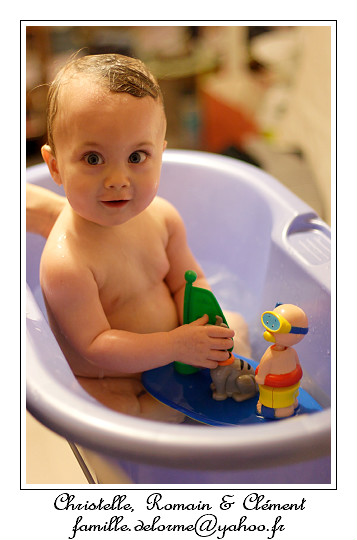 IMG_2420_RD.jpg - Clment prend son bain avec son petit bateau