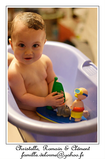 IMG_2421_RD.jpg - Clment prend son bain avec son petit bateau