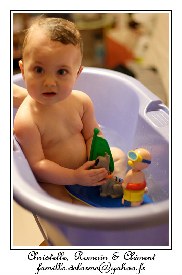 IMG_2422_RD.jpg - Clment prend son bain avec son petit bateau