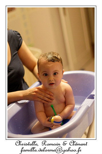 IMG_2423_RD.jpg - Clment prend son bain avec son petit bateau